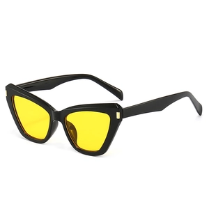 Lunettes de soleil œil de chat, monture noire, verres jaunes et détails dorés
