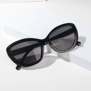 Classic oversized cat eye sunglasses in glossy black with dark polarized lenses