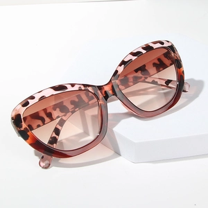 Retro cat-eye oversized sunglasses with leopard tortoiseshell frames and brown lenses