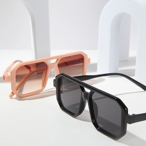 Lunettes de soleil carrées vintage à double pont, montures noire et rose, verres dégradés