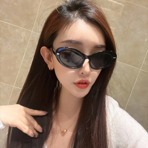 Lunettes de soleil ovales noires élégantes avec verres polarisés gris foncé pour femme