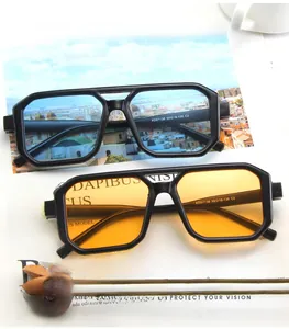 Gros plan sur des lunettes de soleil rétro carrées avec verres orange et bleus vifs