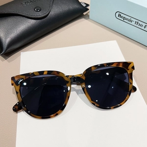 Retro tortoiseshell sunglasses with dark gray lenses and premium leather case