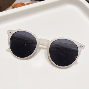 Lunettes de soleil rondes minimalistes beige mat avec verres gris foncé et points