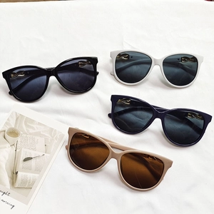 Occhiali da sole oversize con dettagli in metallo in nero, bianco, blu e beige