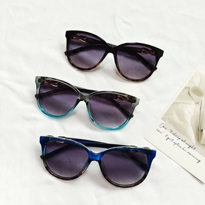 Tre paia di occhiali da sole oversize cat-eye con lenti sfumate e montature diverse