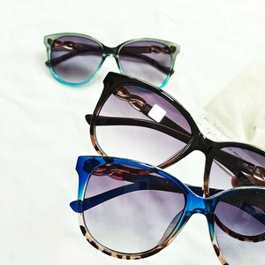 Tre paia di occhiali da sole cat-eye oversize con lenti sfumate e aste in metallo ritorto