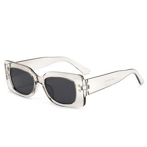 Vintage-Sonnenbrille mit eckigem Rahmen in Transparentgrau und goldenen Sternennieten