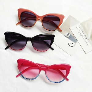 Drei stylische Cat-Eye-Sonnenbrillen in Orange, Schwarz und leuchtendem Rosérot in Jelly-Optik