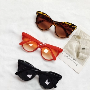 Trois paires de lunettes de soleil vintage œil de chat en léopard, rouge et noir