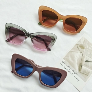 Tre paia di occhiali da sole cat-eye vintage in ambra e sfumature su panno bianco