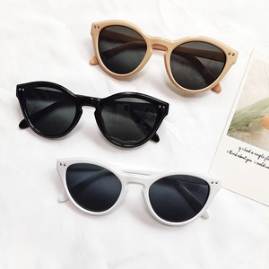 Lunettes de soleil rondes vintage en noir, blanc et kaki avec rivets rétro