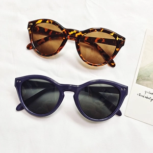 Lunettes de soleil rétro rondes avec rivets métalliques en écaille et violet foncé