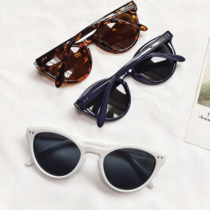 Lunettes de soleil rétro rondes avec verres océan et clous de riz en couleurs variées