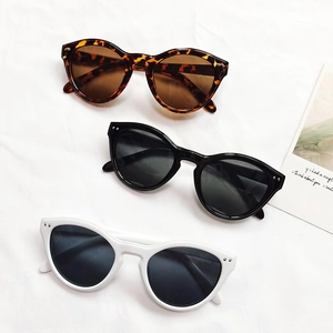 Lot de petites lunettes de soleil rondes rétro avec clous en métal et verres teintés