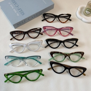 Vue à plat de lunettes de soleil œil de chat rétro déclinées en neuf couleurs tendance
