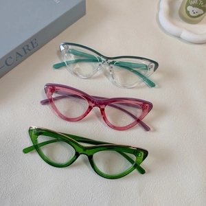 Lot de trois lunettes de soleil œil de chat rétro aux dégradés pastel et montures vertes