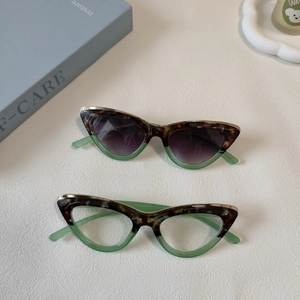 Gros plan détaillé des lunettes œil-de-chat rétro avec monture écaille et résine verte