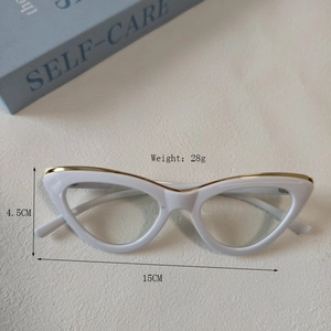Lunettes de soleil œil de chat rétro avec monture blanche et bordure dorée élégante