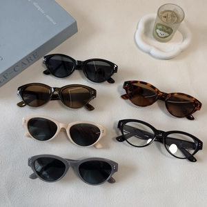 Retro resin cat eye sunglasses with UV400 protection and dual metal rivet detail