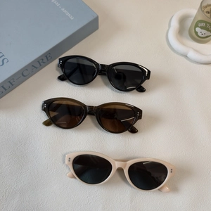 Three-piece set of retro resin cat-eye sunglasses with UV400 protection and rivet detail