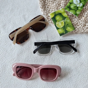 Trois paires de lunettes de soleil œil-de-chat élégantes en léopard et rose