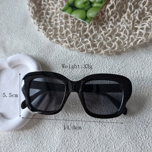 Dimensions détaillées et poids de 33g pour lunettes de soleil œil de chat à monture