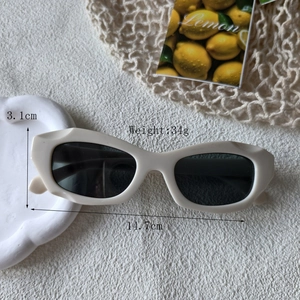 Lunettes de soleil cat-eye blanches rétro avec verres foncés, largeur 14,7cm et hauteur 3,1cm