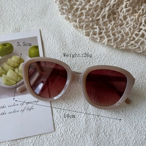 Retro oversized round sunglasses with beige frame and brown gradient lenses for women