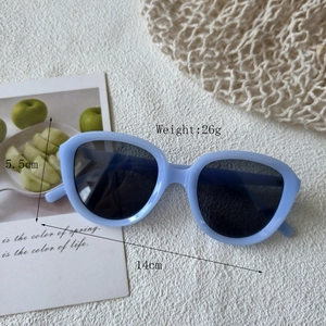 Detail showing retro oversized round sunglasses with 26g weight and 14cm frame width