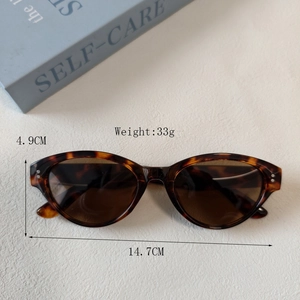 Retro tortoiseshell cat-eye sunglasses with UV400 lenses and silver rivet details