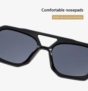 Détail des plaquettes de nez confortables sur lunettes de soleil carrées noires mates