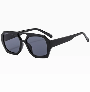 Détail de lunettes de soleil hexagonales noires avec structure à double pont chic