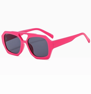 Détail de lunettes de soleil rose fuchsia à double pont avec monture rétro épaisse