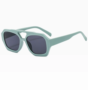 Détail de la monture aviateur géométrique vert menthe avec verres gris foncé