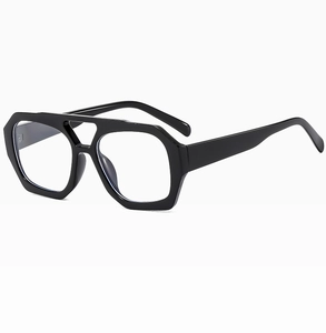 Détail de la monture géométrique noire brillante et du double pont des lunettes de soleil