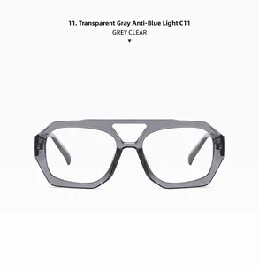 Détail de la monture de lunettes gris transparent à double pont avec verres anti-lumière bleue