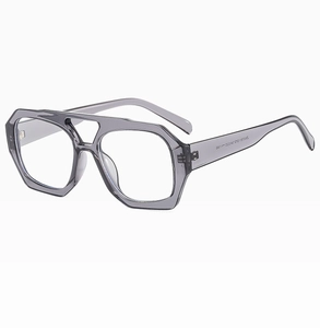Détail de la monture géométrique gris transparent avec double pont rétro chic