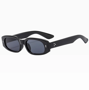 Details einer schwarzen rechteckigen Sonnenbrille mit silbernen Sternakzenten am Rahmen