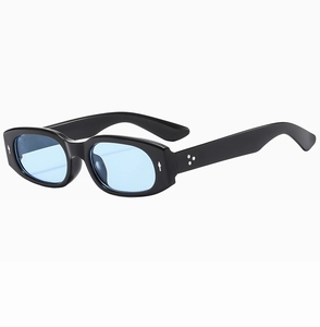 Details einer schmalen Retro-Sonnenbrille mit silbernen Sternnieten und blauen Gläsern