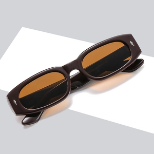 Ρετρό ορθογώνια γυαλιά ηλίου με σκούρο καφέ σκελετό, πορτοκαλί φακούς και μεταλλικά καρφιά