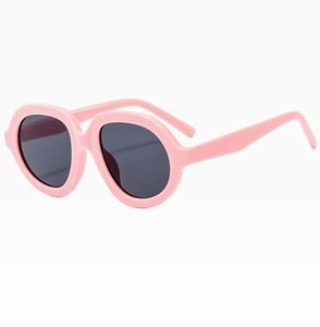 Dettaglio di occhiali da sole rosa oversize con lenti scure in stile alla moda Y2K
