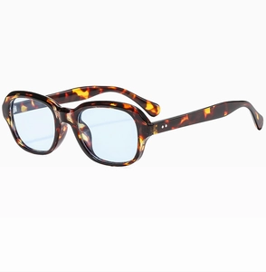 Détail de monture ovale vintage avec motif écaille et verres bleu clair, vue à 45 degrés
