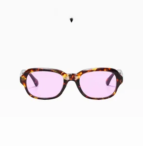 Détail de lunettes de soleil ovales rétro avec monture écaillée et verres violet clair