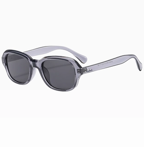 Détail des lunettes ovales avec modèle ZN3351 51-23-145 imprimé sur la monture translucide
