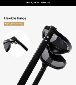 Détail des charnières flexibles et des rivets argentés sur les lunettes de soleil noires