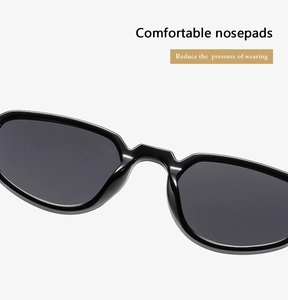 Détail des plaquettes de nez intégrées sur ces lunettes de soleil ovales noires rétro