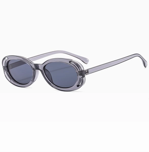 Vue détaillée de la monture ovale évidée et des branches grises de ces lunettes de soleil