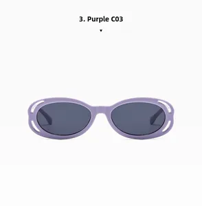 Détail de lunettes de soleil ovales mauves avec découpes latérales et verres foncés