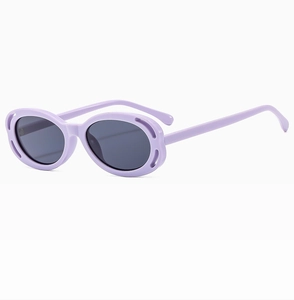 Détail de lunettes de soleil ovales lilas montrant le design profilé et creux de la monture